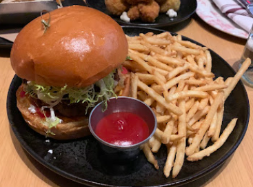 Cleo signature dishes Big Burger Italian Deli Style
King Salmon
Heirloom Tomato Salad